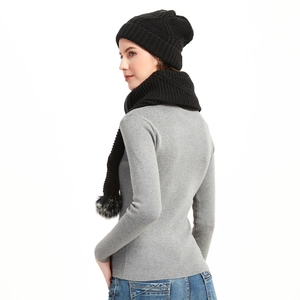 Damen Strickset aus schwarzer Mütze und Schal mit weichen Kunstpelz-Bommeln für den Winter