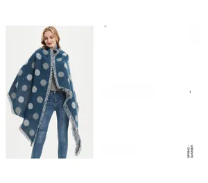 Dettaglio dello scialle blu scuro a pois con maglia spessa e lunghe nappe a frangia