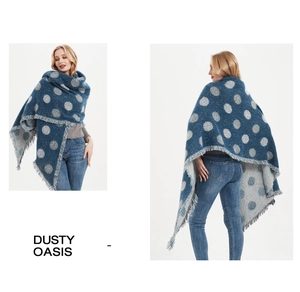 Dettaglio della sciarpa in maglia blu navy a pois grigi con bordi sfrangiati fitti