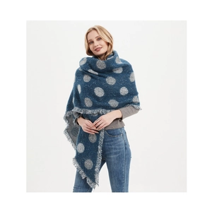 Dettaglio dello scialle in maglia spessa blu navy con grandi pois grigi e frange