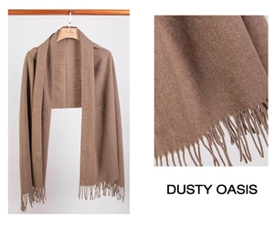 Κοντινή λήψη της καφέ εσάρπας Dusty Oasis με πλεκτή υφή και λεπτομέρειες από κρόσσια