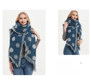 Dettaglio scialle in maglia blu scuro con pois grigi e frange per l'autunno e l'inverno