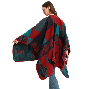 Women's thick knit poncho with bohemian jacquard geometric patterns and alpaca motifs