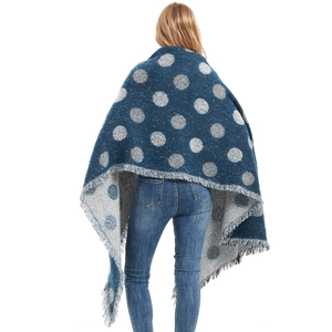 Sciarpa spessa blu scuro a pois con frange, mostrata sulla schiena della modella