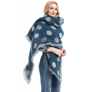 Scialle spesso in maglia blu-grigio con grandi pois e frange per l'inverno