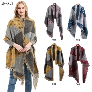 Écharpe épaisse en tricot à carreaux et pois avec franges en quatre coloris variés