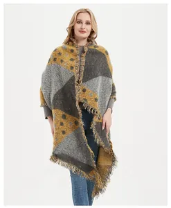 Détail de franges d'écharpe en tricot avec motif géométrique jaune et gris