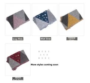Détail d'écharpes en tricot avec blocs de couleurs géométriques et bordures à franges