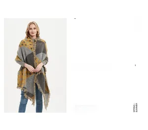Détail d'une écharpe géométrique color-block à pois et franges pour l'hiver