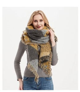 Détail de l'écharpe épaisse à carreaux jaune et gris avec franges fines et maille texturée