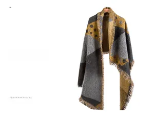 Détail de l'écharpe DUSTY OASIS avec blocs géométriques jaune et gris et franges