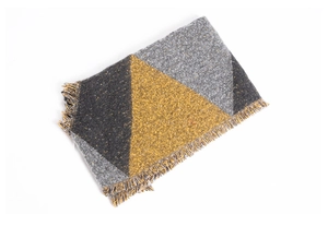 Détail de l'écharpe à motifs géométriques jaune et gris avec bords à franges