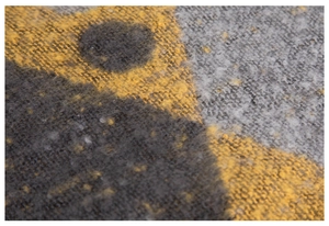 Gros plan de la texture en maille brossée épaisse avec motif à carreaux gris et jaune
