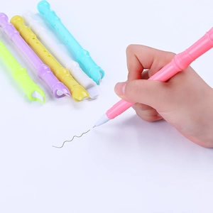 Penne gel creative a forma di flauto in sei colori macaron con mano che scrive