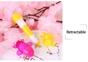 Detalle macro del bolígrafo retráctil con forma de píldora en colores dulces