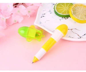 Detalle de sacapuntas con forma de avión amarillo y bolígrafo creativo sobre fondo floral
