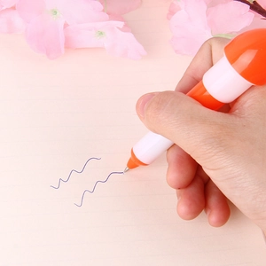 Bolígrafo creativo con forma de avión naranja y escritura fluida de tinta azul