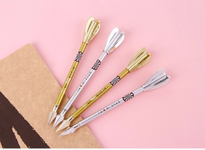 Detailed close-up of creative arrow-shaped gel pens in gold and silver finishes