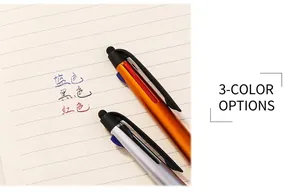 Macro-opname van oranje en zilveren 3-kleuren balpennen met touch-tips op een gelinieerd schrift