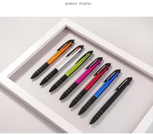 Detailweergave van 7 gekleurde touchscreen balpennen met zwarte rubberen greep