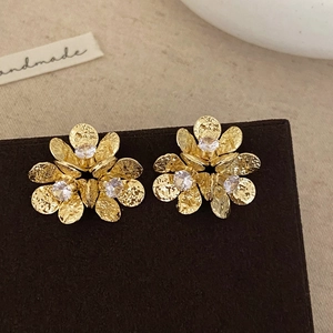Vintage gold flower earrings with sparkling zircons and hammered metal finish