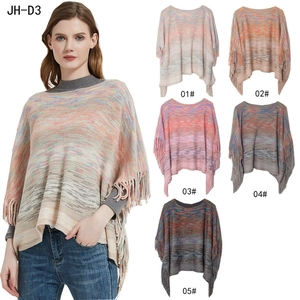 Détails de cinq ponchos en maille multicolore avec franges, coloris 01 à 05