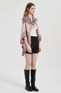 Détail d'un poncho en tricot à motifs de vagues roses et marron avec finitions franges
