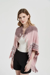 Détail de maille ondulée rose et violette avec bordure à franges sur un châle doux