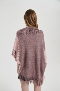 Vue arrière du poncho en tricot avec patchwork rose et violet et bord frangé