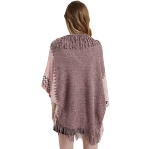 Poncho en tricot rose pour femmes avec franges et motifs à vagues vu de l'arrière