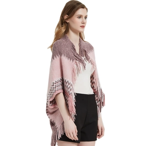 Poncho en maille pour femme tricolore rose et violet avec motifs vagues et franges