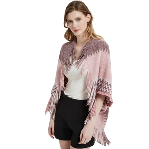 Poncho en tricot rose et marron pour femme avec franges et motifs géométriques