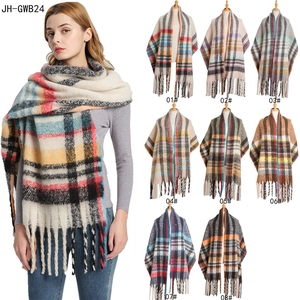 Sciarpa oversize a quadri con spesse nappe disponibile in otto diverse varianti colore