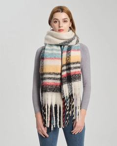 Dettaglio della sciarpa spessa in filato boucle con quadri colorati e lunghe frange