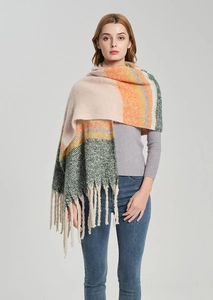 Detail van winter oversized gebreide sjaal met kleurrijk ruitpatroon en lange franjes
