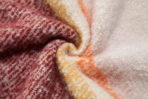 Gedetailleerd macro-opname van de zachte gebreide textuur van deze gestreepte wintersjaal