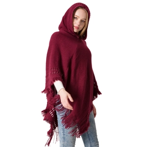 Poncho tricoté à capuche pour femme avec franges bordeaux présenté sur un mannequin