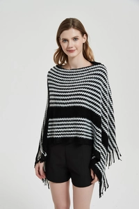 Detailaufnahme des schwarz-weiß gestreiften Strickponchos mit eleganten langen Fransen