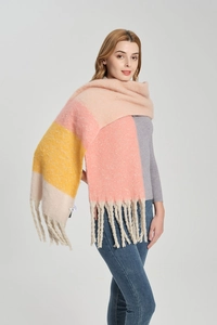 Detail van een dikke gebreide sjaal met lange franjes in roze, gele en beige strepen
