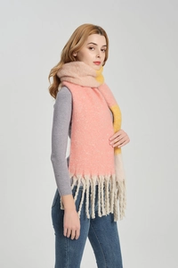 Detail van dikke gebreide sjaal met roze geel beige strepen en zachte lange franjes eraan