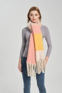 Detailopname van een dikke mohair sjaal met kleurblokken en lange franje aan de rand