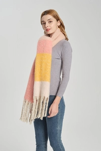 Detail van gebreide sjaal met kleurblokken roze, geel en beige met lange franjes