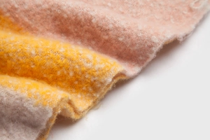 Macro-opname van kleurrijk mohair-achtig lussengaren met dikke gebreide textuur
