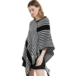 Damen Strickponcho in Schwarz und Weiß mit Streifen, Hahnentrittmuster und feinen Fransen
