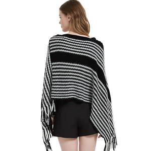 Damen Strickponcho in Schwarz-Weiß mit Fransen und klassischem Streifenmuster Detail
