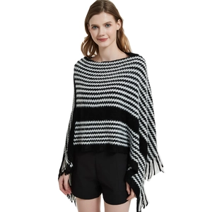 Damen Strickponcho mit schwarz-weißen Streifen und Fransen für Herbst und Winter