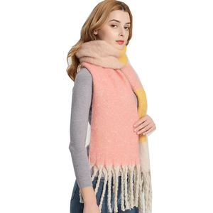 Dikke mohair-achtige gebreide sjaal met kwastjes in roze, geel en beige kleurvlakken