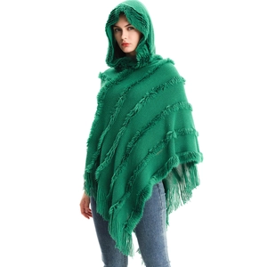 Poncho tricoté vert pour femme avec rayures en fausse fourrure et ourlet frangé
