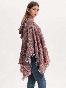 Seitenansicht des rot-schwarzen karierten Kapuzenponchos mit Fransen und Stricktextur