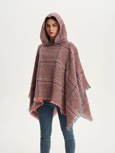 Detailansicht des rot-schwarzen Karo-Ponchos mit weicher Kapuze und Fransensaum